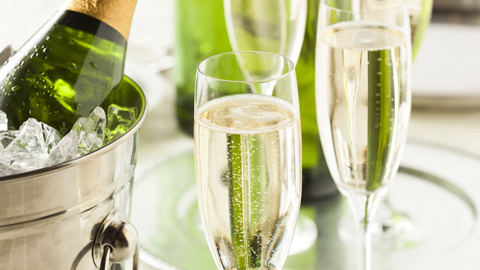 Besserer-Sekt-durch-Glasneigung Besserer Sekt durch Glasneigung - © Brent Hofacker
