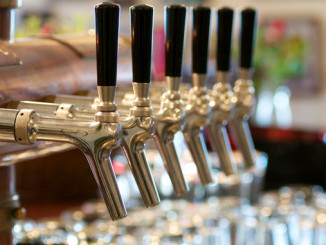Roboter-Barkeeper - © AK-DigiArt - Fotolia
