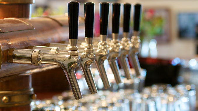 Roboter-Barkeeper Roboter-Barkeeper - © AK-DigiArt - Fotolia