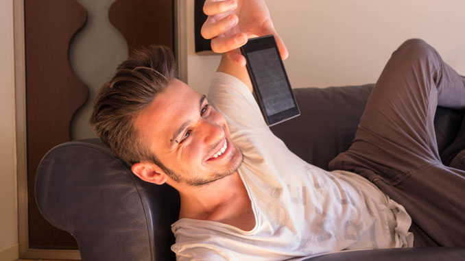 Selfies-schaedigen-Beziehungen Selfies schädigen Beziehungen - © engy1 - Fotolia