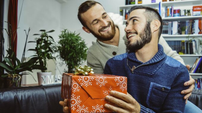 geschenkideen-gay-partner Geschenkideen zu Weihnachten für deinen Liebsten | © MayR - stock.adobe.com
